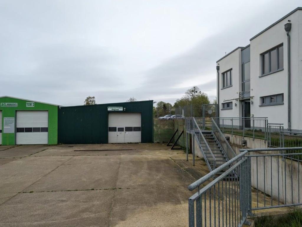 Bürogebäude mit Fahrzeughalle